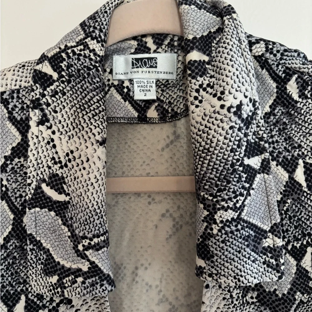 Diane von Furstenberg DVF Size 2 Silk Wrap Dress Python Snake Print Designer - Picture 4 of 4